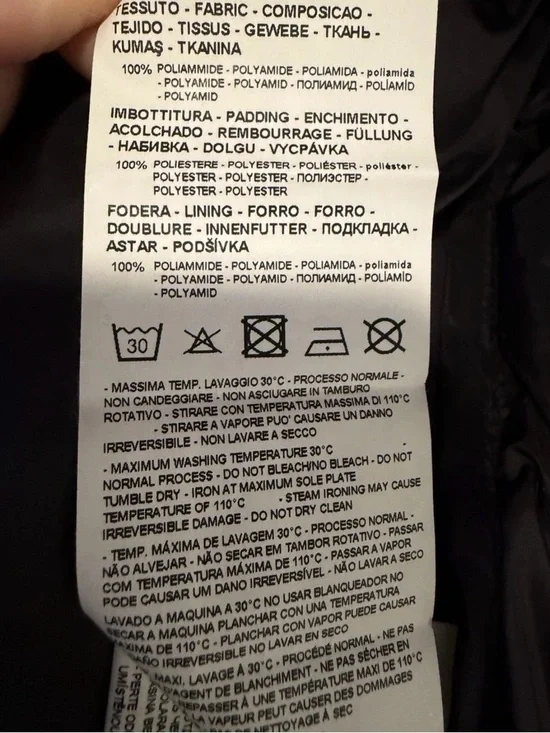 Authentic Emporio Armani women’s Puffer Jacket with hood Size 38, my size M - Picture 9 of 9